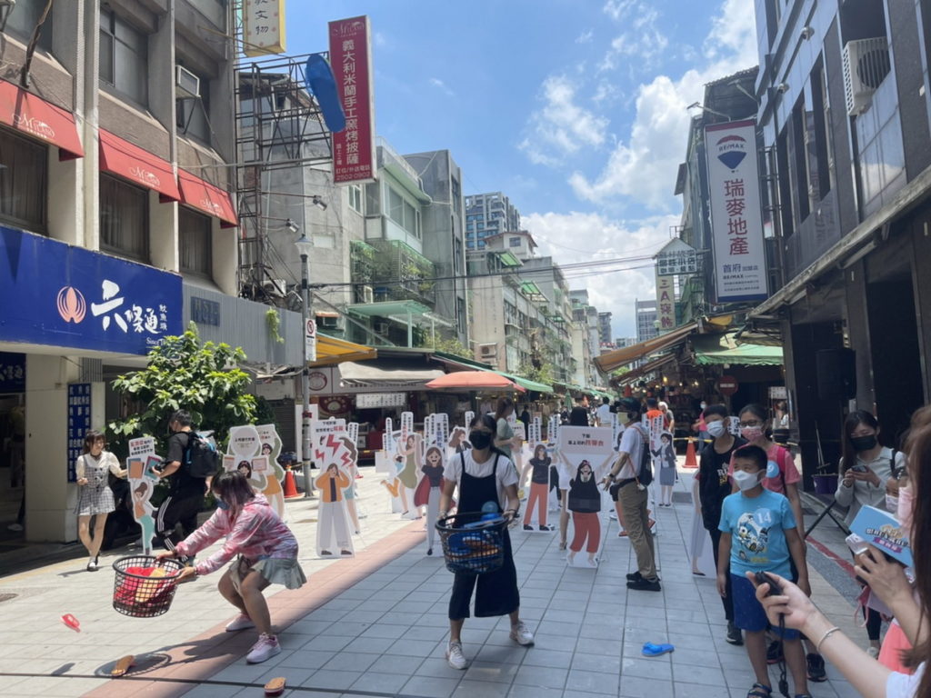 參加「想BUY就BUY購物節」-「四平SHOES樂」踢鞋大賽,踢掉所有鬱悶