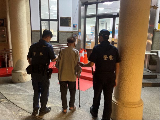 ▲警員將迷途的96歲鍾姓老翁帶回派出所照顧 (圖/台中市警察局 提供)