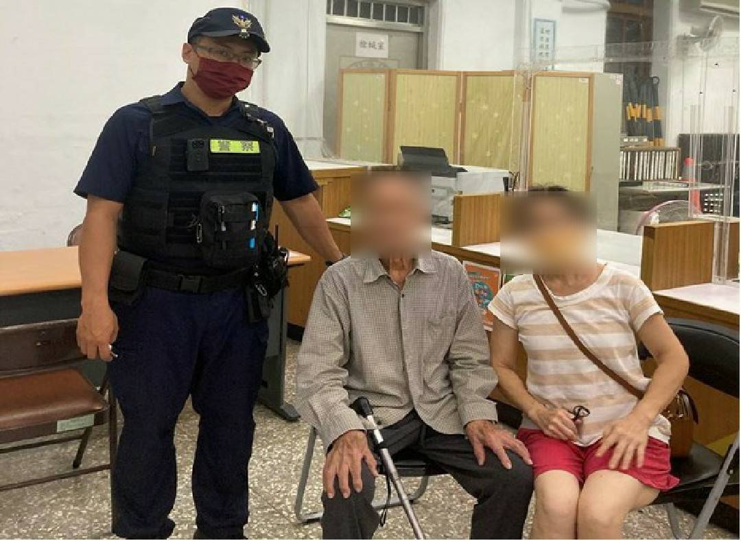 ▲家人將鍾姓老翁帶返家照顧 (圖/台中市警察局 提供)