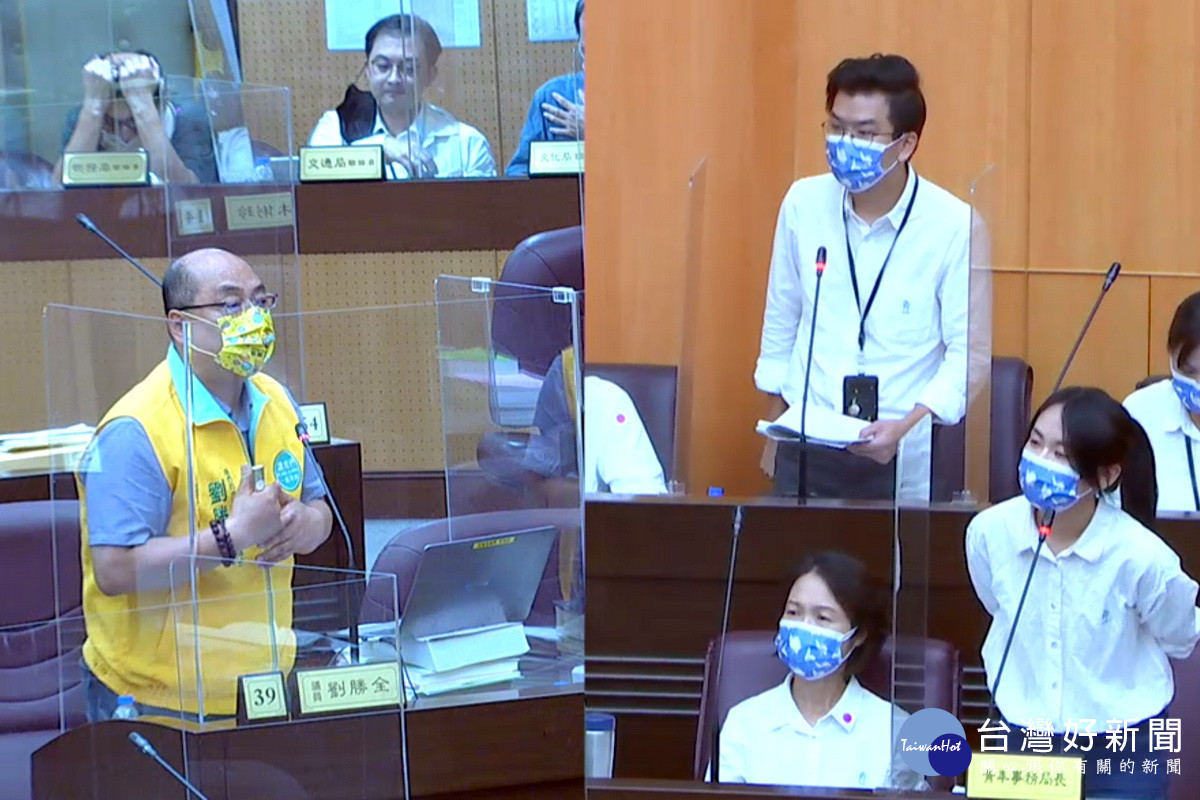 針對新創中心輔導運營績效、青年就業輔導等問題,桃園市議員劉勝全質詢市府青年局長陳冠穎。