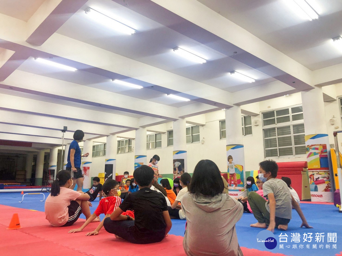 石城國小孩子們在明亮的體育館，可以安心地盡情運動。