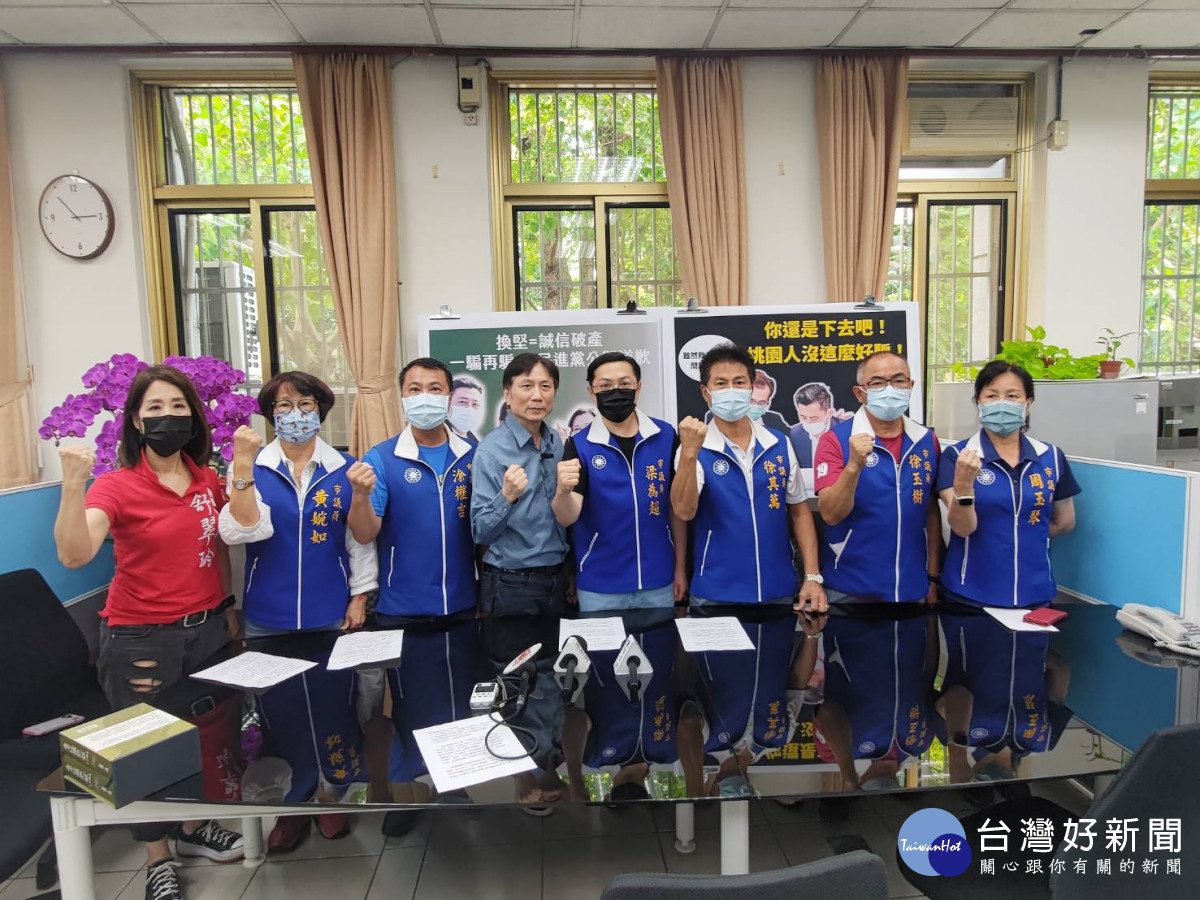 民進黨突襲換掉林智堅,黨團批接棒的鄭運鵬更差,要求向桃園市民道歉。<br /><br /> <br /><br />