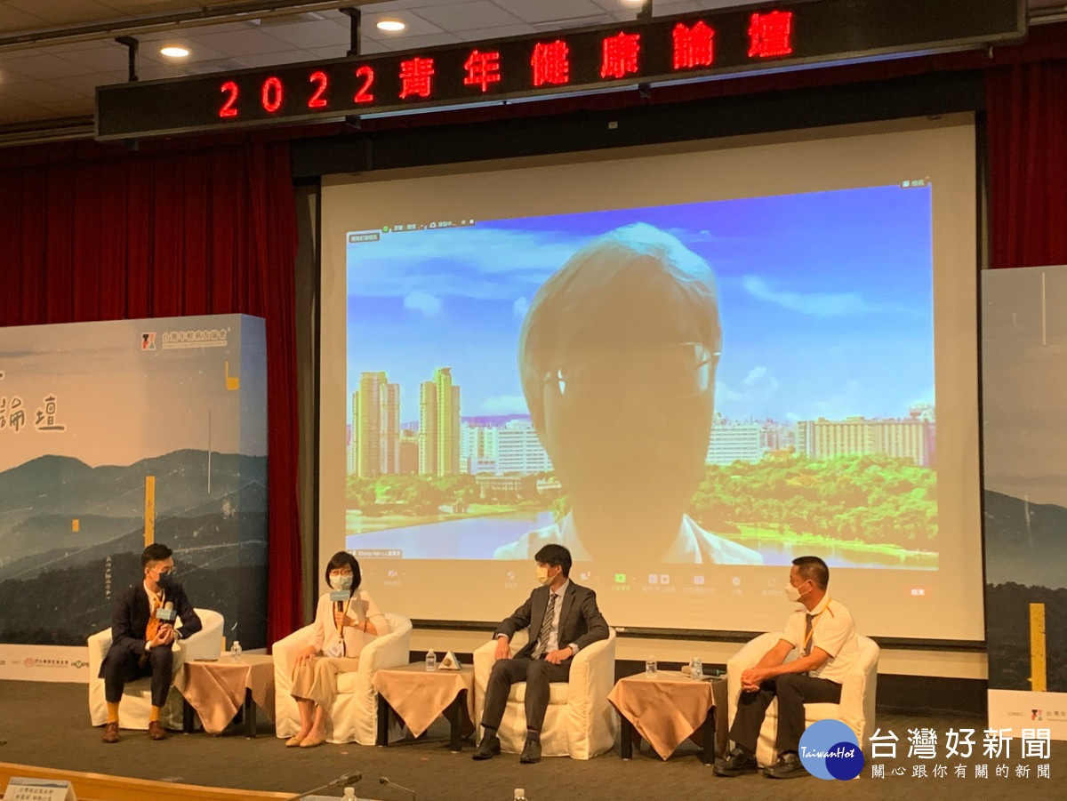 由左至右年輕病友協會副理事長劉桓睿、國健署副署長賈麗淑、南山人壽副總經理游乃穎。