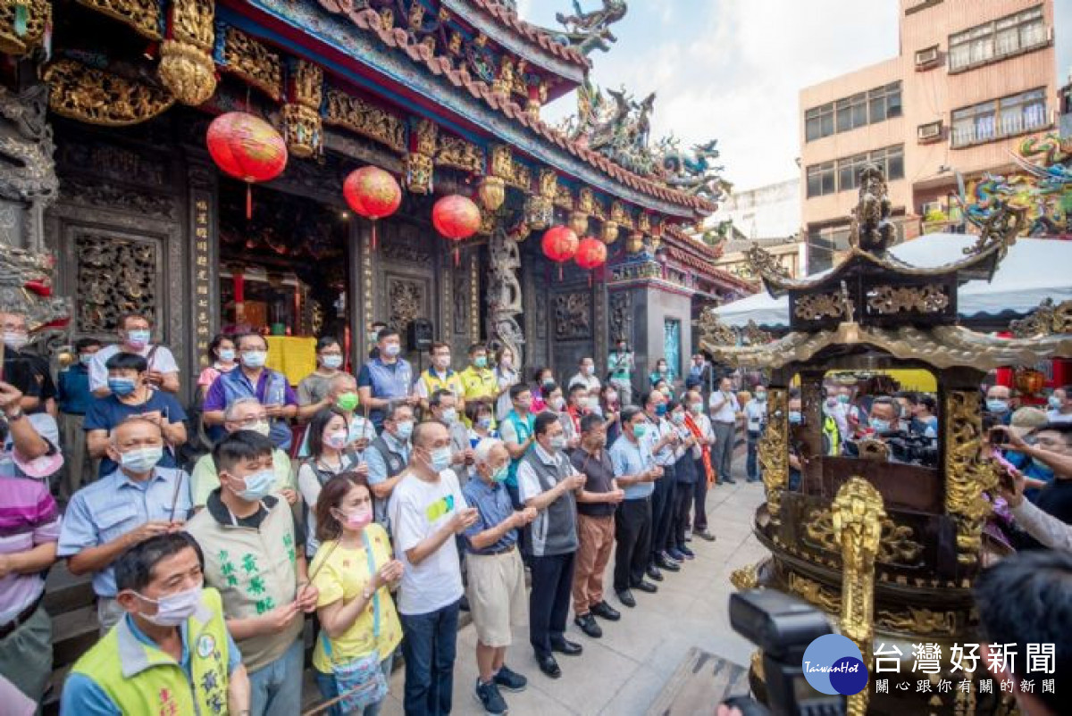 鄭市長偕貴賓一同祈福。