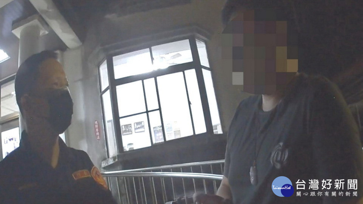 ▲警方給予關懷開導,並鼓勵珍惜自己及身邊家人,切勿因一時的衝動,而造成無法彌補的傷痛。