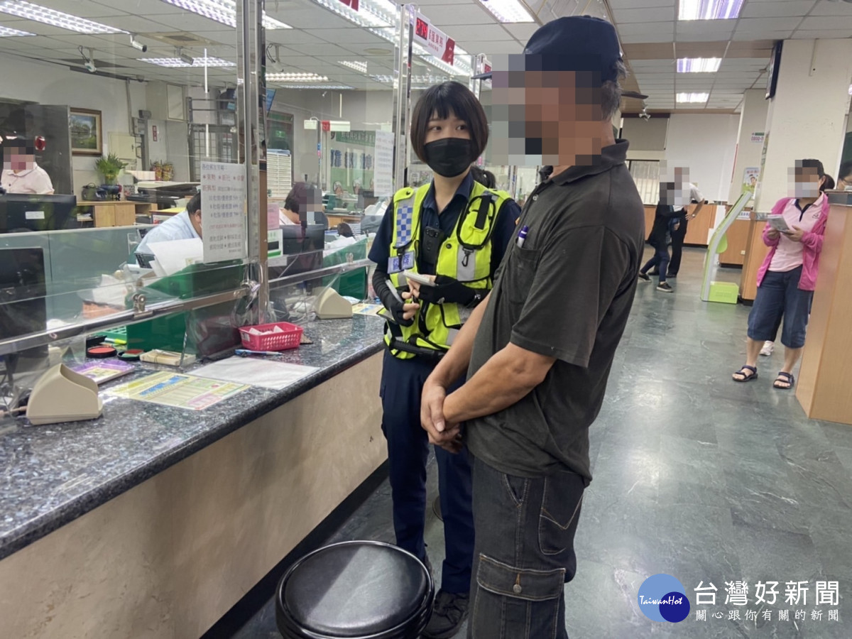 豐原派出所警員錢劭恩、湯巧庭及時阻止冷翁匯款。