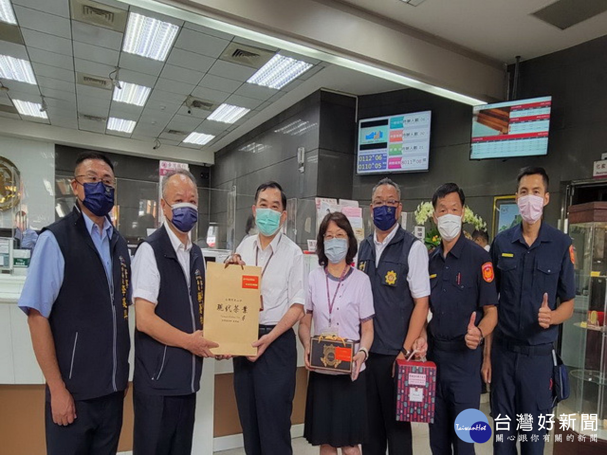 警方表揚阻詐行員。林重鎣