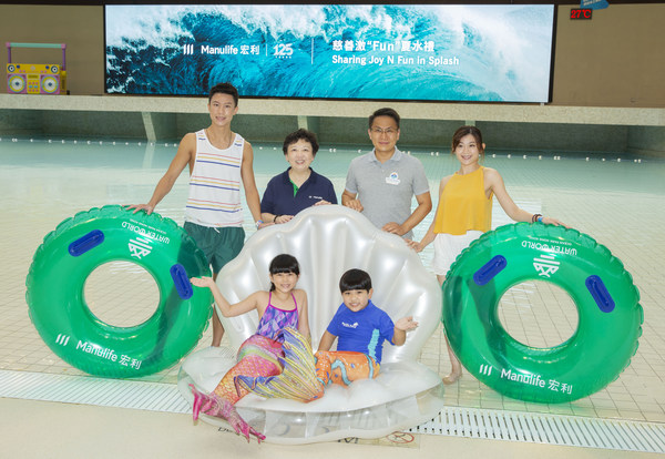 宏利香港及澳門首席客戶總監劉錦珠(左一)及海洋公園公司行政總裁黃嗣輝(右一)一同為水上樂園的「人魚水上嘉年華」揭幕。 宏利香港及澳門首席客戶總監劉錦珠(左一)及海洋公園公司行政總裁黃嗣輝(右一)一同為水上樂園的「人魚水上嘉年華」揭幕。