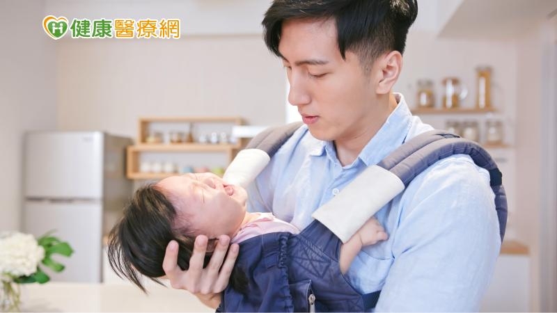 準爸爸快看!國健署推全台第1本「爸爸手冊」