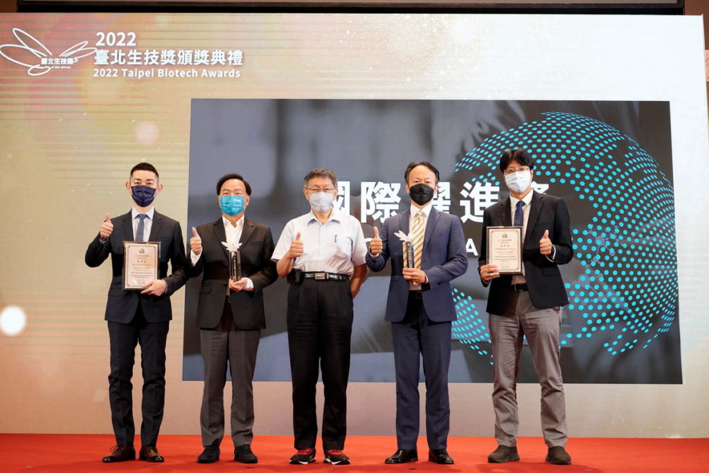 柯市長與國際躍進獎得獎者合影