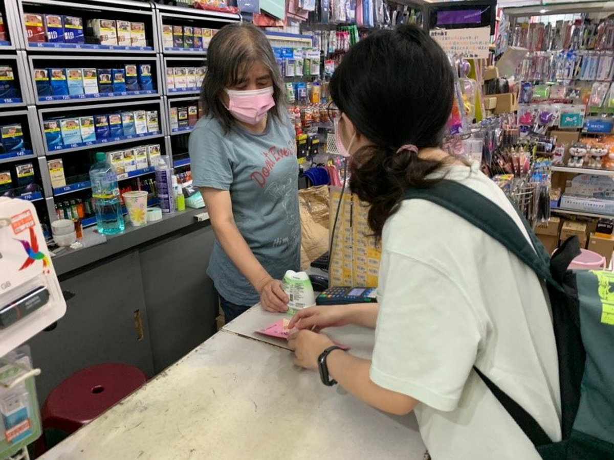 商業處同仁至抽查地點宣導商品標示法