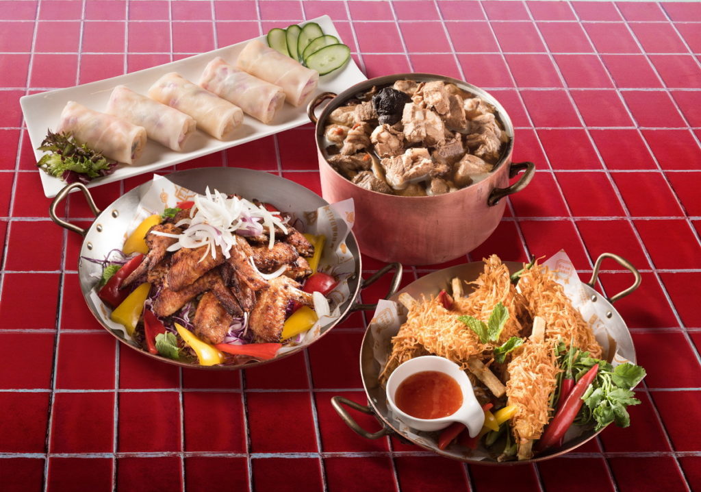 民眾享用BBQ豐盛美食吃到飽,也同時享用「東南亞美食節」自助餐檯,有霸王甘蔗蝦、新加玻肉骨茶湯、越南生春捲等美饌。(圖/六福旅遊集團提供)
