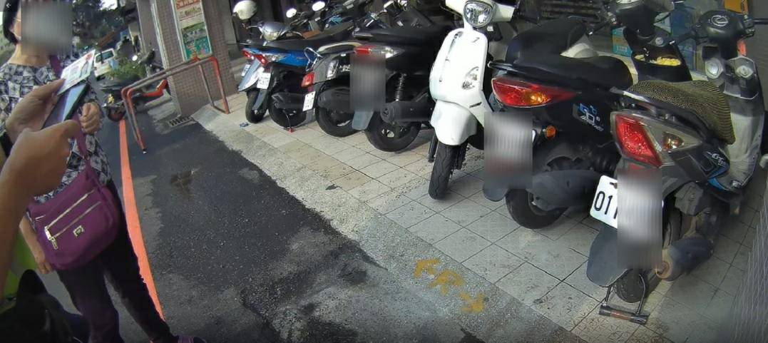 ▲大誠分駐所員警在超商前找回徐女記錯停車位的機車 (圖/台中市警察局 提供)