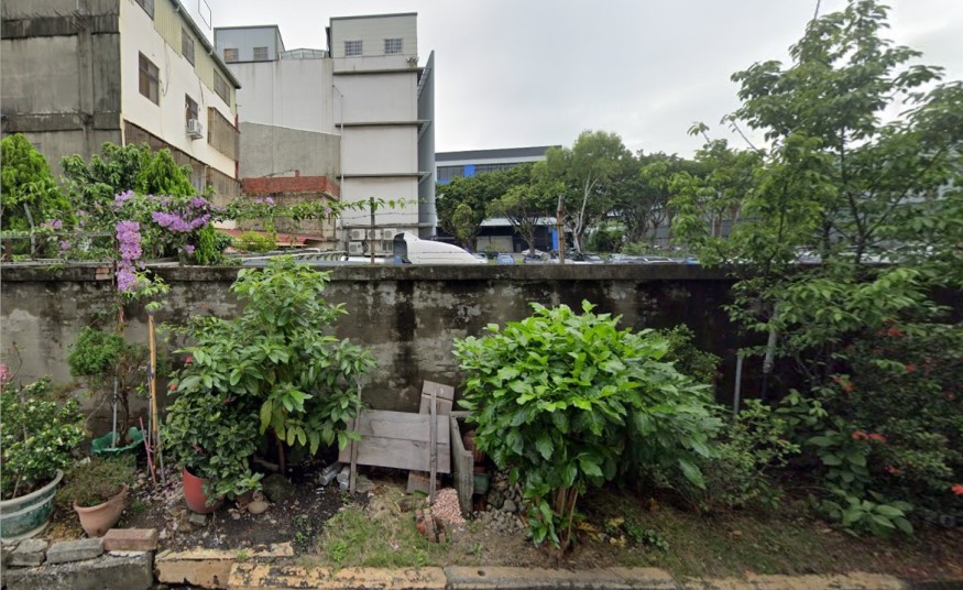 ▲警方翻越陳嫌住宅外高牆前後包夾,一舉逮捕正在施用毒品之陳嫌等5人 (圖/台中市警察局 提供)