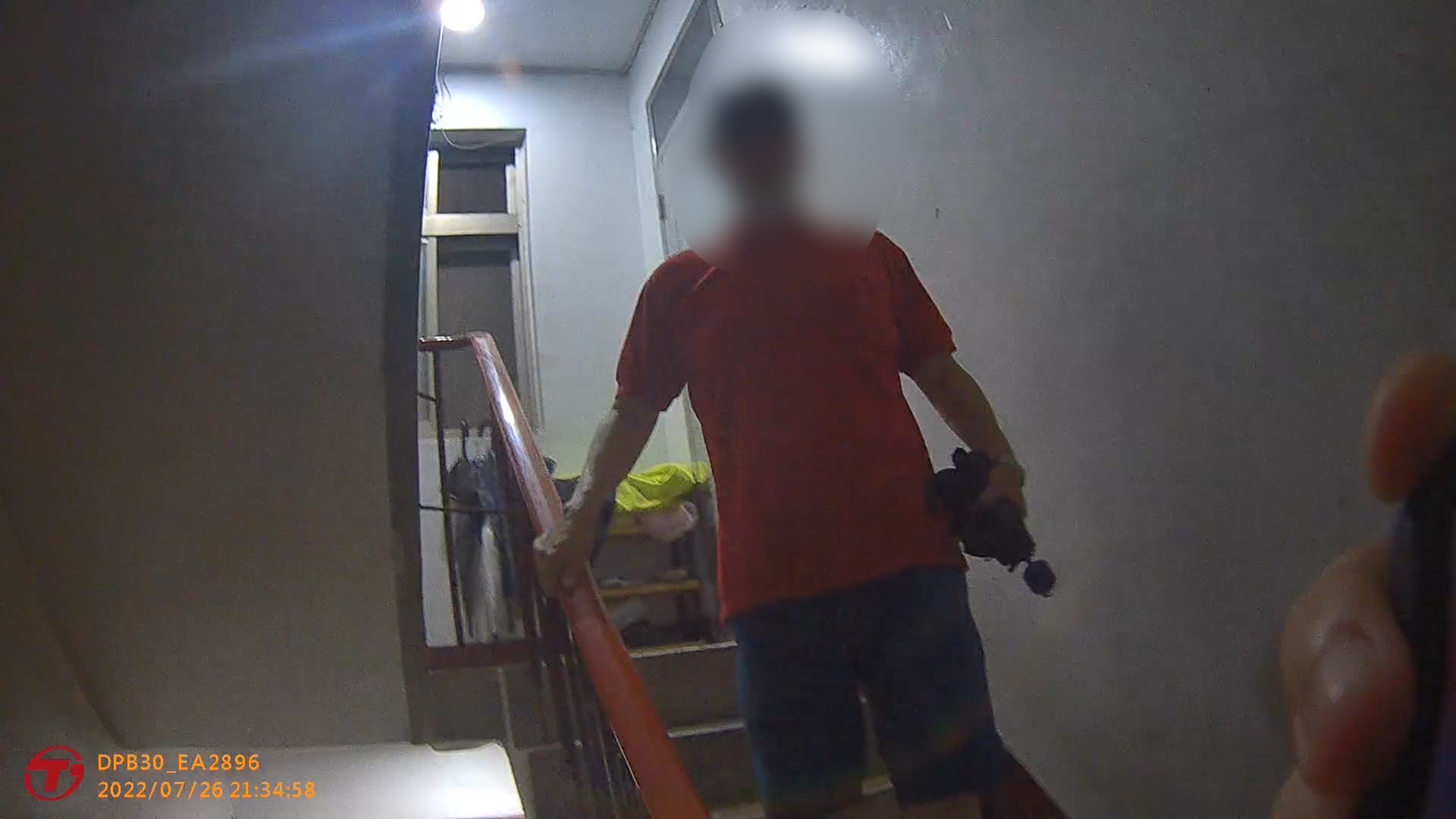圖:警方在鄰近公寓大樓樓梯間發現老翁