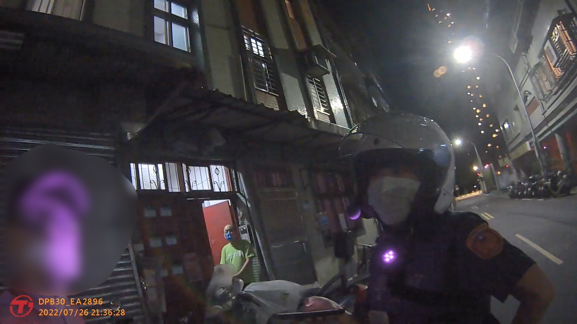 圖:警方詢問其來處與目的地,老翁疑似有失智情形