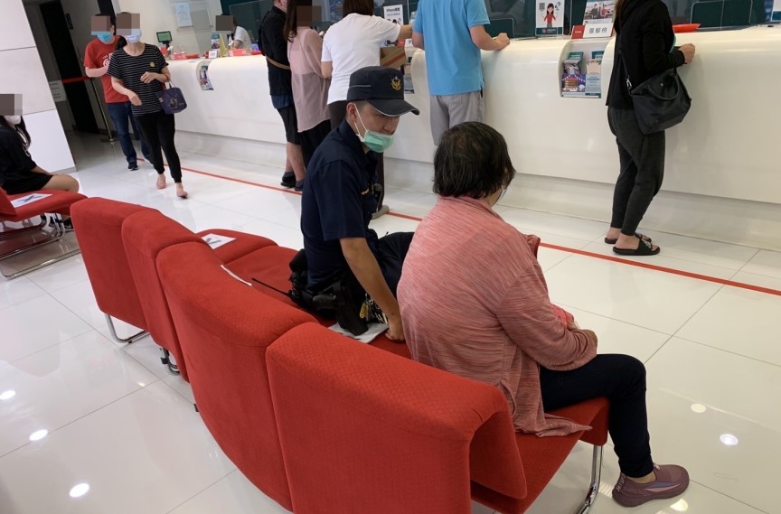 ▲邱婦異國戀曲暈船，幸好行員察覺異常，通報警方成功攔阻    (圖/台中豐原分局提供)