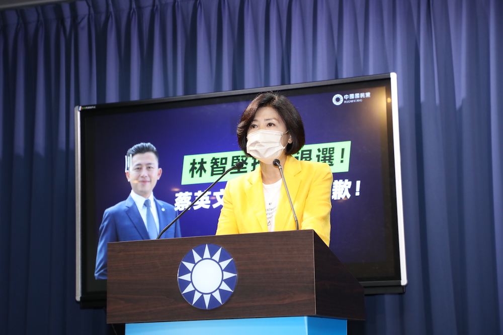 林智堅退選 鄭運鵬參選桃園市長 國民黨:共犯有參選正當性? 41 針對前新竹市長林智堅退選桃園市長,國民黨副秘書長兼文傳會主委王育敏表示,民進黨知道論文風波已經壓不下來,所以必須換將止血。