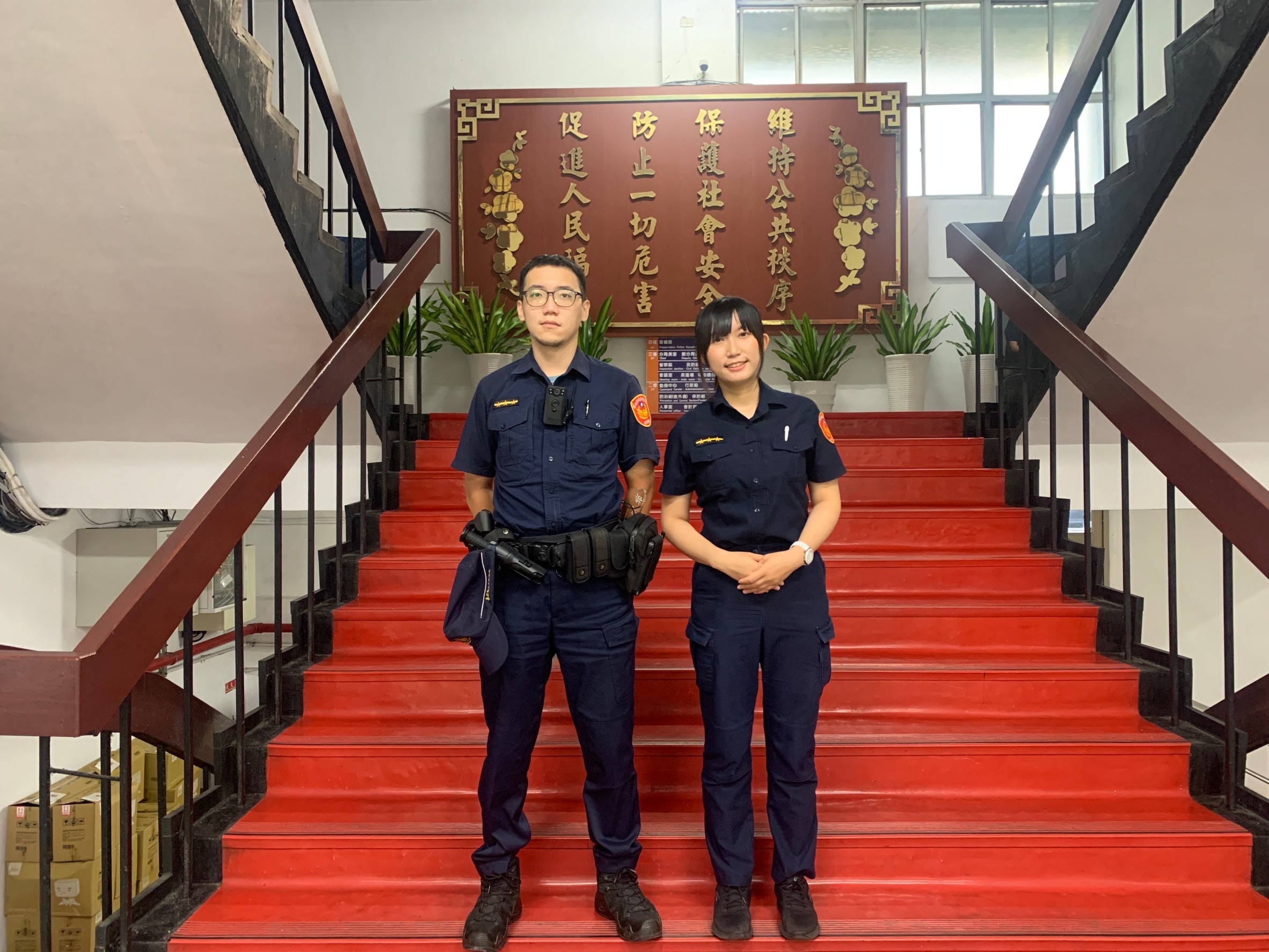 圖片說明:木柵所員警許皓翔(左)、警員呂旻曄(右)暖助失智老翁回家。(記者趙靜姸翻攝)