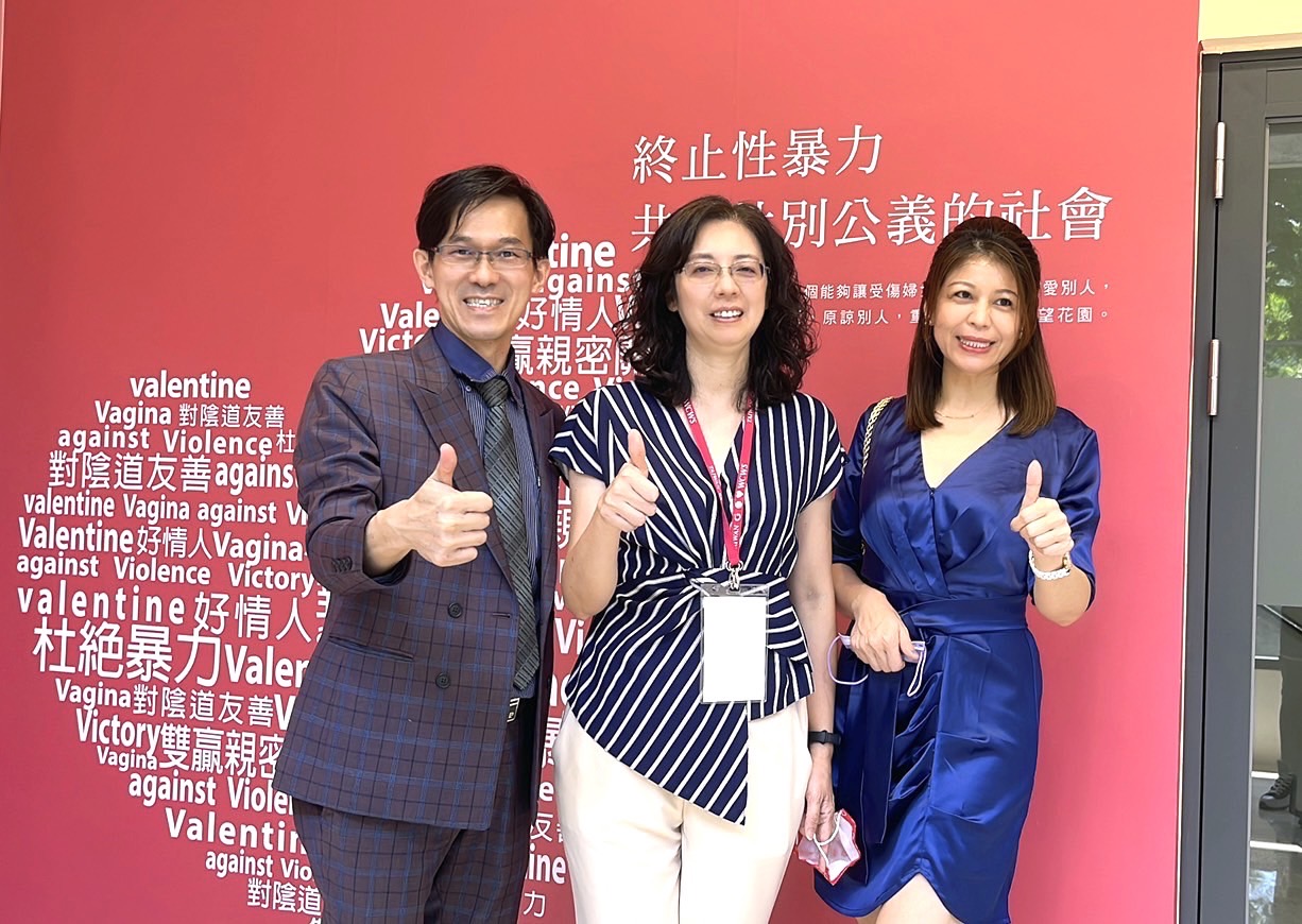 圖片說明:勵馨基金會附設南投縣私立欣恩之家辦理啟用典禮暨感恩禮拜,康熙健康事業股份有限公司總經理林品陞(左)、勵馨基金會董事長林靜文(中)、康熙健康公司代言人謝小萍(右)。(圖/記者林㤈輝翻攝)