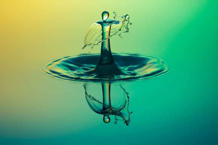 close up water drop photography