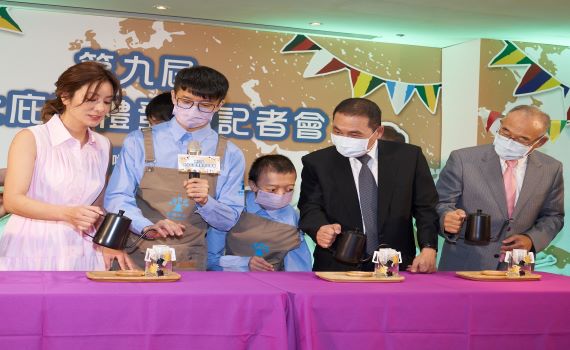 新北庇護禮發表 侯友宜、莎莎體驗手沖咖啡推廣好禮