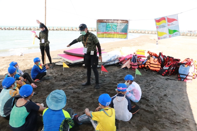 漾新聞|高科大攜手教育、水運會永安烏林投海域帶學童實際演練溺水防治