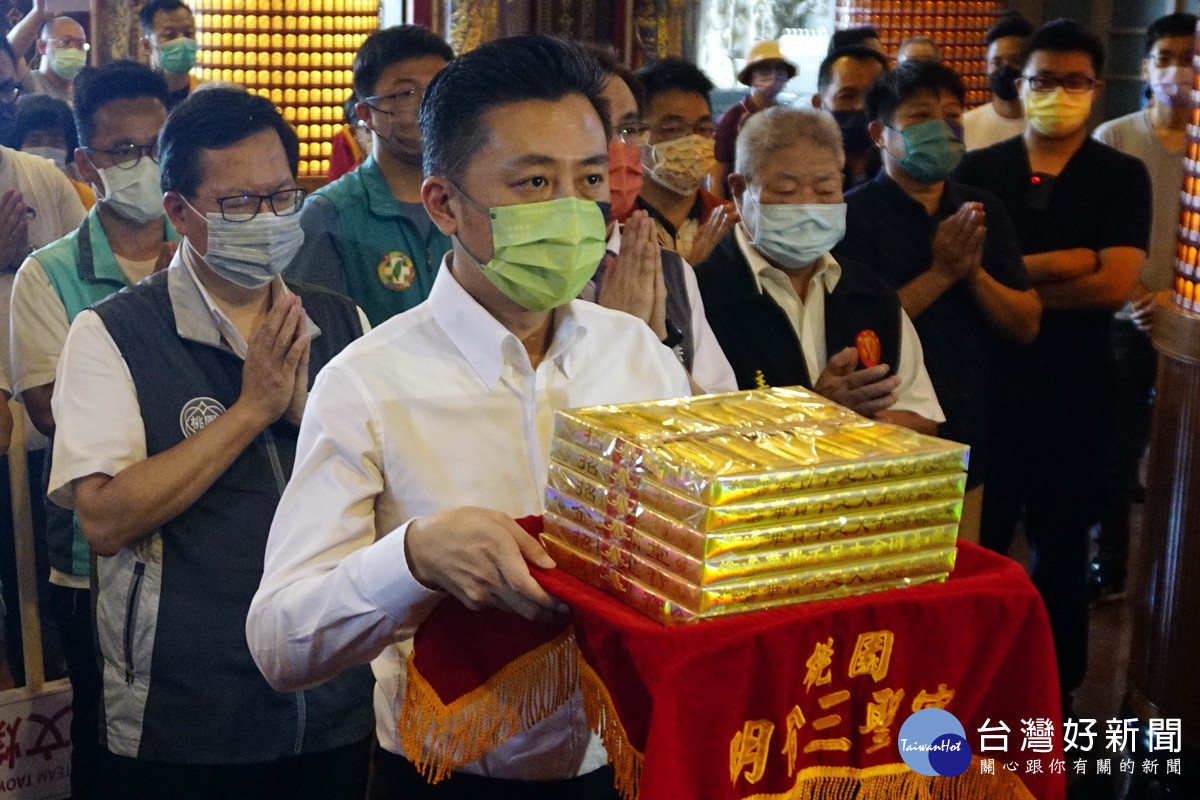 前新竹市長林智堅於虎頭山明倫三聖宮參拜獻金帛。