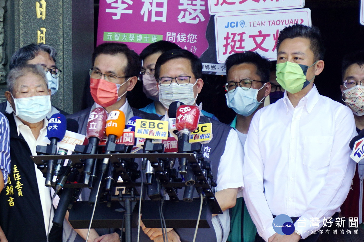 民進黨桃園「鐵三角」桃園市長鄭文燦、鄭運鵬、林智堅於虎頭山明倫三聖宮參拜後接受媒體聯訪。