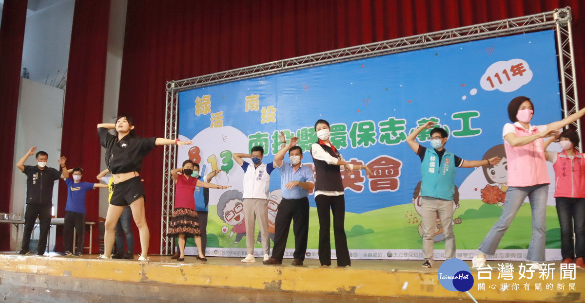 來賓與參賽者一同律動暖身。(記者扶小萍攝)