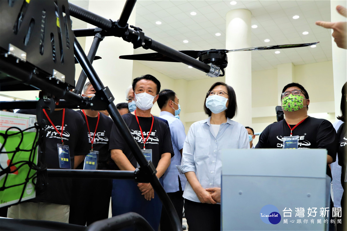 進駐亞創中心超過20家的產官學研單位今日聯合設攤,展示最新無人機科技研發成果/陳致愷翻攝