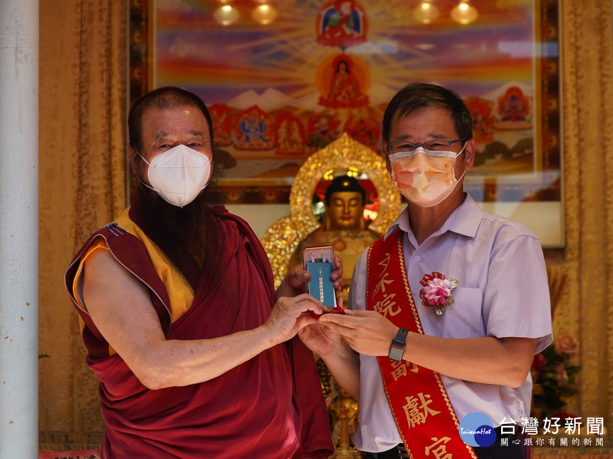 該會指導上師恆性嘉措仁波且(左)致贈綠度母墜子給新北市社會局專委林坤宗(右)