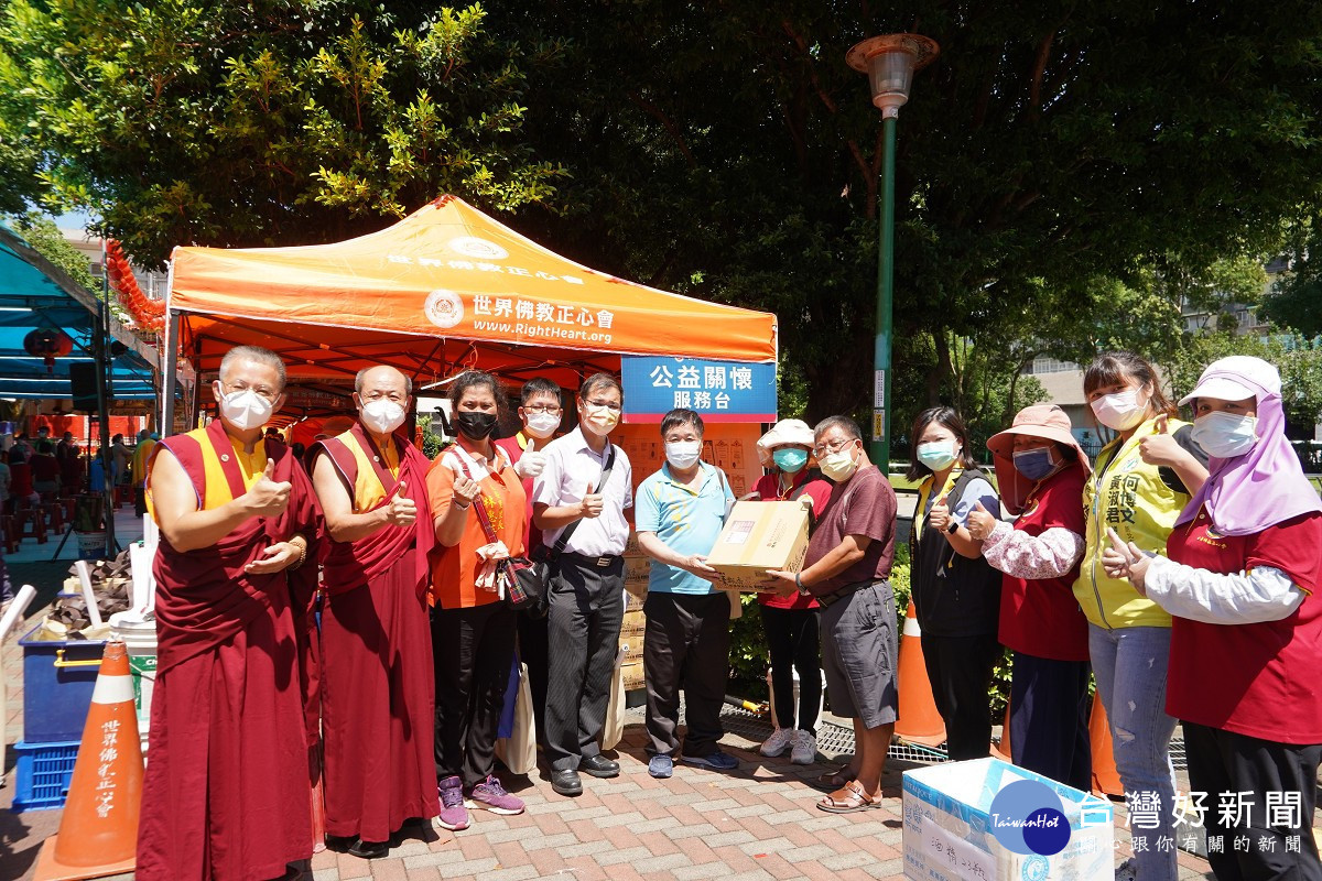 世界佛教正心會8月13日舉辦「啟建地藏法會」,該會與貴賓一同致贈物資給弱勢家庭