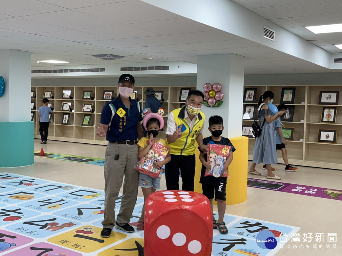 陳鎮長與孩童一起玩遊戲。(竹山公所提供)