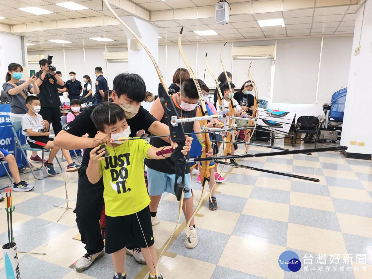 平鎮警分局辦理111年暑期青春專案犯罪預防宣導工作,舉辦「平安小鎮、躍動青春」運動嘉年華活動。<br /><br /> <br /><br />