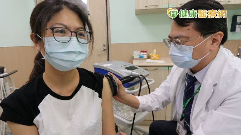 煮婦左肩痠痛無法高舉 竟是「鈣化性肌腱炎」害痛苦難耐