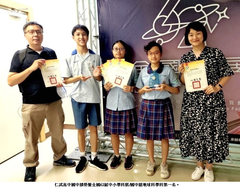可能是 5 個人、小孩、大家站著和室內的圖像