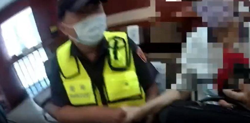 員警向鄭翁勸說,並以同理心出發,讓鄭翁冷靜下來,打消匯款念頭