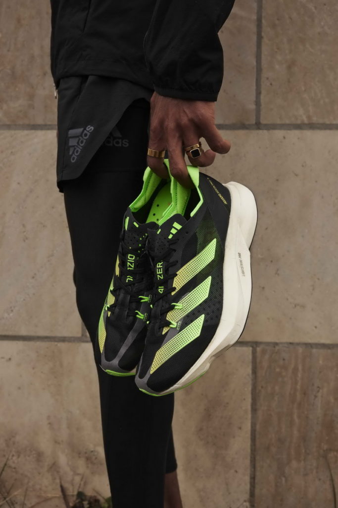  adidas Adizero Adios Pro 3採用全新輕量透氣鞋面，搭載雙層Lightstrike Pro中底外，更有進化版一體成型的ENERGYRODS 2.0碳纖維推進系統，提供穩定支撐和能量回饋，增進爆發力