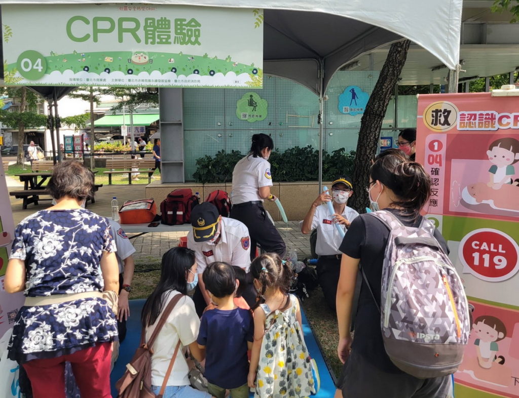 民眾參與活動攤位體驗