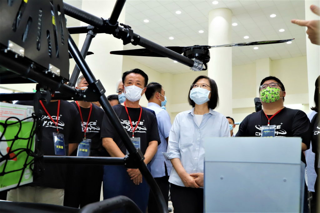 蔡英文總統親臨揭牌亞洲無人機AI創新應用研發中心