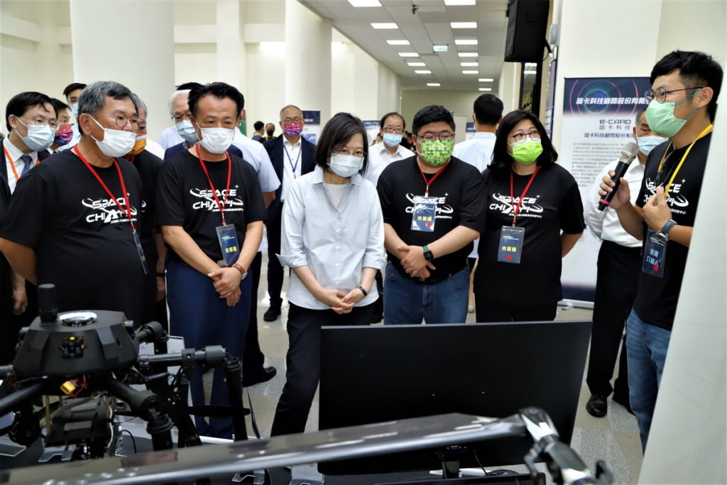 蔡英文總統親臨揭牌亞洲無人機AI創新應用研發中心