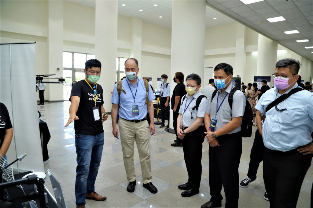蔡英文總統親臨揭牌亞洲無人機AI創新應用研發中心-