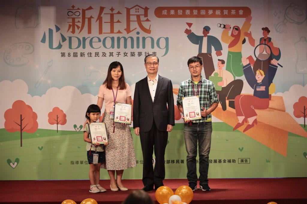 內政部移民署署長鐘景琨與獲獎者合影