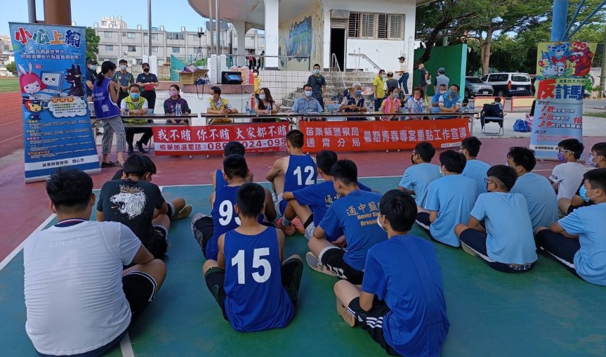 ▲警分局長陳文彬向青少年宣導犯罪預防知識及法律常識 (圖/苗栗縣警察局 提供)