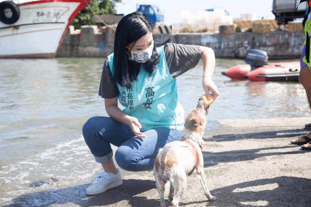 民眾戲水安全最重要!高虹安:若當市長對警消的加給絕對不會少 36 救生訓練犬哈梗