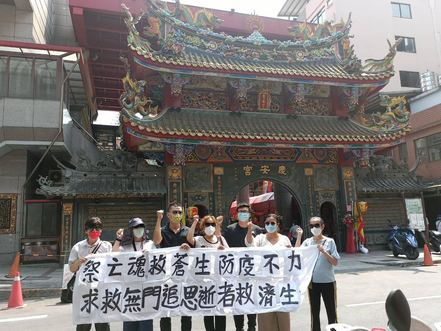 圖片說明:中元普渡祭祀祈福活動過程中,一群民眾手拉著白布條表達心聲,形成罕見景象。(記者宋紹誠翻攝)