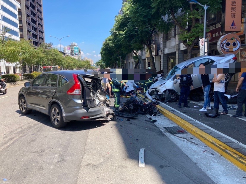 圖片說明:台北巿文山區羅斯福路六段發生一起自小客車連續衝撞事故。(記者趙靜姸翻攝)