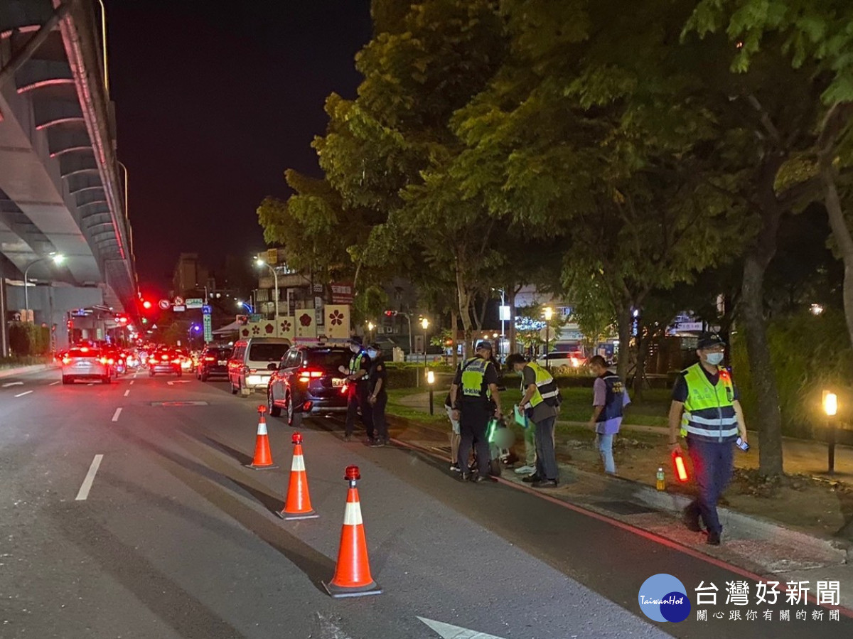 新莊、林口分局為杜絕改裝車噪音於夜間擾人清夢，昨(13)日晚間於中環路、新泰路、泰林路與環保局實施攔查噪音車聯合稽查