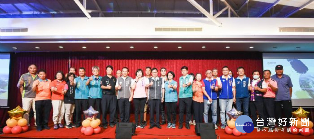桃園市長鄭文燦出席「桃園市龍潭區大嵙崁專案計畫說明會」與貴賓合照。